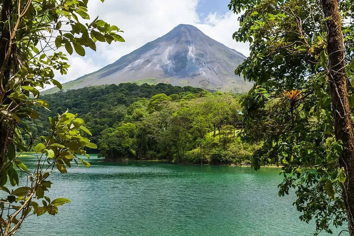 costa-rica-central-america-caribbean-mountain-jungle