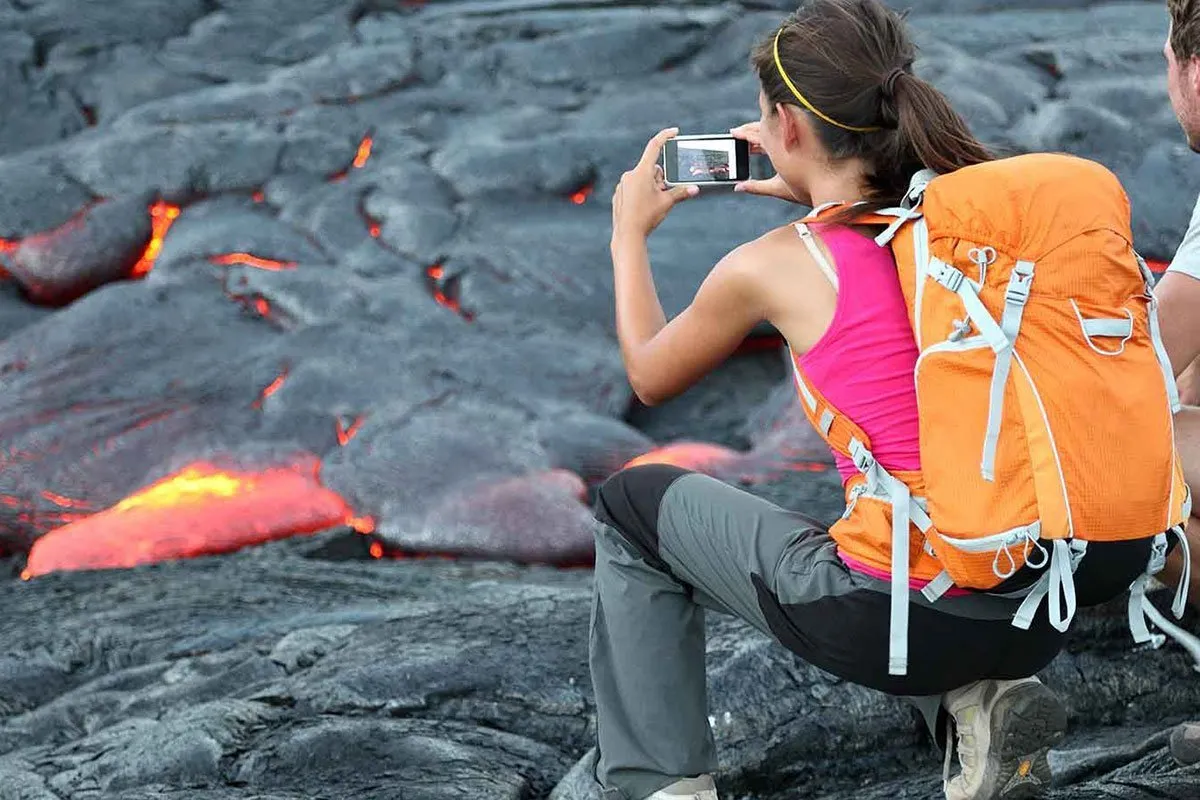 hawaii-north-america-lava-tourists