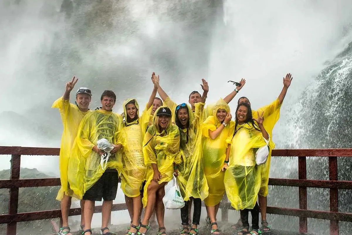 niagara-falls-north-america-tourists