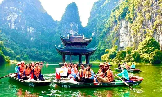 vietnam-antonis-iva-boat-slider-pckgs-1920×940