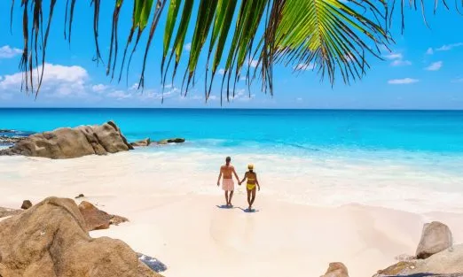 seychelles-slider-honeymoon-couple-beach